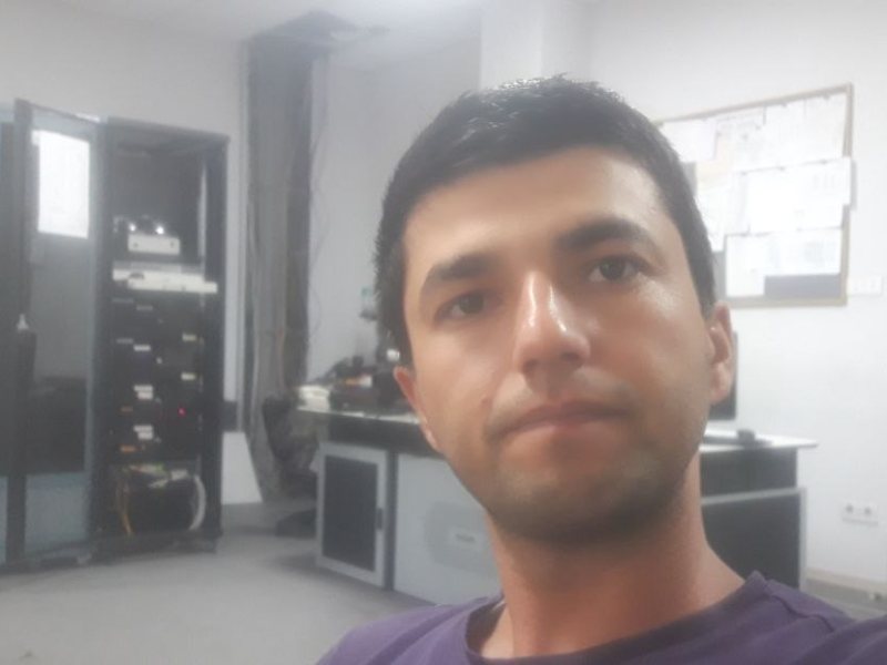 CNS uskunalari xonasi — stoykalar va monitoring